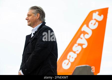 EDITORIAL USE ONLY Easyjet CEO Johan Lundgren the first holiday and leisure flight for take-off at Gatwick Airport, as easyJet relaunch flights from the UK to green-lit destinations today, for the first time this year. Picture date: Monday May 17, 2021. Stock Photo