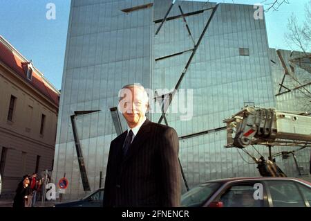 Michael Blumenthal, Director of the Jewish Museum Berlin, in front of the new museum building designed by Daniel Libeskind. [automated translation] Stock Photo
