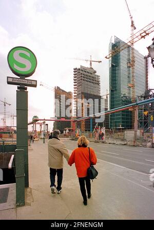 Berlin, Potsdamer Platz - Praise and criticism have accompanied the extensive architectural redesign of Potsdamer Platz in Berlin ever since the first plans and drafts were presented. Until the expected completion of the huge new buildings in 2002, Europe's largest construction site will certainly provide both camps with plenty of material for discussion. [automated translation] Stock Photo