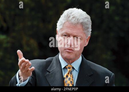 Bill Clinton, President of the United States, during a press conference on the United States-European Union summit in the garden of the Federal Chancellery in Bonn. [automated translation] Stock Photo