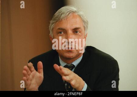 Dieter Hackler, Federal Government Commissioner for Civilian Service, during a discussion with civilian service workers at the Charité hospital in Berlin. [automated translation] Stock Photo