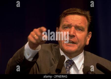 Bundestag election campaign 1998: Chancellor candidate Gerhard Schröder (SPD) during his speech at an election event in Hanover. [automated translation] Stock Photo