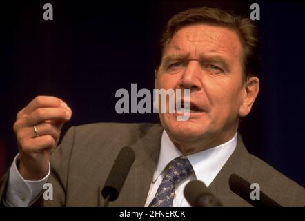 Bundestag election campaign 1998: Chancellor candidate Gerhard Schröder (SPD) during his speech at an election event in Schwerin. [automated translation] Stock Photo