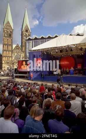 SPD Bundestag election campaign: Chancellor candidate Gerhard Schröder on the market square in Bremen on 31 August 1998. [automated translation] Stock Photo