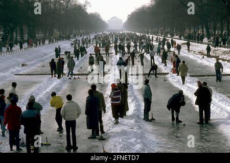 Some passers-by have come together for curling on the Nymphenburg canal. [automated translation] Stock Photo