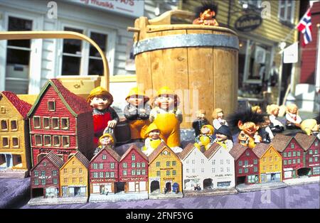 A market stall sells figurines representing fishermen and trolls, as well as miniature houses of Bergen's old town as souvenirs. [automated translation] Stock Photo