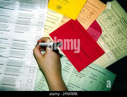 Date of recording 01.06.1999 - 31.12.1999 Many coloured ballot papers at the postal voting for the European elections 1999 [automated translation] Stock Photo