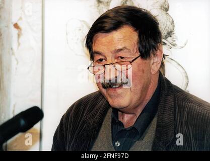 The German writer and graphic artist Günter Grass (* 16.10.1927 in Danzig) on the occasion of a Grass graphic exhibition and a reading from his novels 'The Tin Drum' and 'A Wide Field' in the Klostergalerie in Zehdenick (Oberhavel district). Günter Grass will receive the Nobel Prize for Literature in 1999, the Swedish Academy (of Fine Arts) announced in Stockholm on September 30. The prize will be presented to the writer on 10 December in Stockholm. [automated translation] Stock Photo