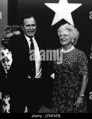 U.S. President George Herbert Walker Bush at a campaign appearance for the Republican Party convention at the Astrodome in Houston on Aug. 19. Standing next to him is his wife Barbara Bush. Bush lost the presidential election to Bill Clinton. [automated translation] Stock Photo