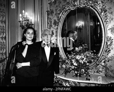 The granddaughter and guardian Saskia Fischer and Johannes Heesters during the filming of 'Altes herz wird nochmal jung' in the casino in Baden-Baden. [automated translation] Stock Photo