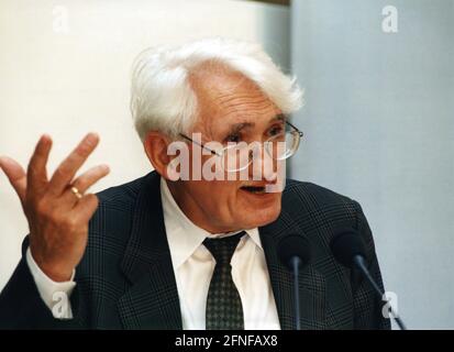 Professor Jürgen Habermas on 5 June 1998, during an event of the Cultural Forum of Social Democracy on the topic 'The Inclusion of the Other...' in the Willy Brandt House in Berlin's Wilhelmstraße. [automated translation] Stock Photo