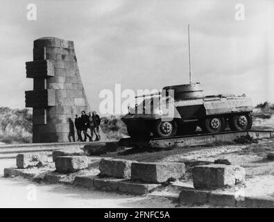 'The D-Day commemorative column Port-en-Bassin, next to it an American armoured reconnaissance vehicle of the type M8 ''Greyhound'', which belonged to the French division blindée. [automated translation]' Stock Photo