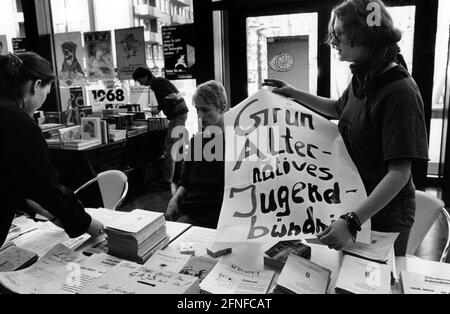 'At the federal delegates' conference of Bündnis 90/Die Grünen in the Rosengarten in Mannheim, it is decided to recognise the youth organisation ''Grün-Alternatives Jugendbündnis'' (now Grüne Jugend), in the picture the information stand with a donation box and magazines such as ''Schampus'' or on Auschwitz. In the background a book table on the 68er movement. [automated translation]' Stock Photo