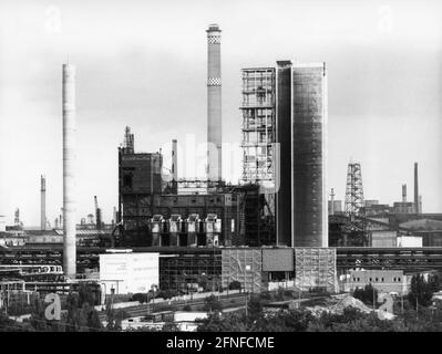 'The former VEB Leuna plant ''Walter Ulbricht'' in 1993. The former largest chemical company in the GDR was split up after the reunification, which was accompanied by massive job cuts. [automated translation]' Stock Photo