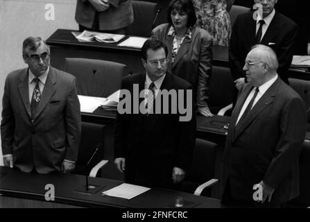 On the government bench in the German Bundestag during the debate on the deployment of German soldiers in the former Yugoslavia, from left to right. Federal Finance Minister Theodor Waigel (CSU), Federal Foreign Minister Klaus Kinkel (FDP) and Federal Chancellor Helmut Kohl (CDU). Behind Kinkel, Federal Minister of Justice Sabine Leutheusser-Schnarrenberger. [automated translation] Stock Photo