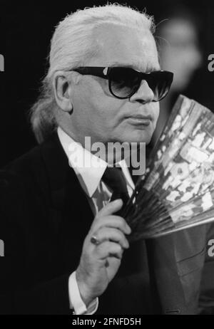 Chanel fashion designer Karl Lagerfeld, left, greets French singer and  actress Vanessa Paradis, also the wife of U.S. actor Johnny Depp, during an  aft Stock Photo - Alamy