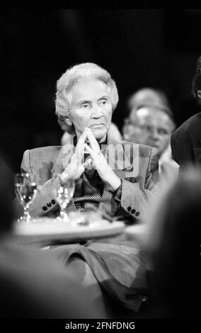 'Marion Gräfin Dönhoff during a round of talks. Undated recording.     Marion Countess Dönhoff in October 1991 in ''live'', ZDF talk show show talk TV television television studio backdrop germany german german woman journalism german journalist female grey haired old blazer serious high half sitting neutral hands folded listening bw [automated translation]' Stock Photo
