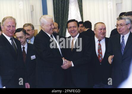 This photo was taken at the top-level meeting between the EU and Russia. From left: European Commission President Jacques Santer, Russian President Boris Yeltsin and German Chancellor Gerhard Schröder. [automated translation] Stock Photo