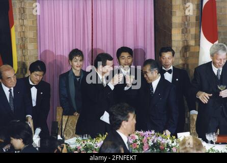 German Chancellor Gerhard Schröder (center, left) toasts Japanese Prime Minister Keizo Obuchi at a dinner. [automated translation] Stock Photo