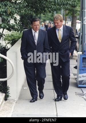 The SPD candidate for chancellor Gerhard Schröder with his minister of economics and entrepreneur Jost Stollmann during a walk in Washington. [automated translation] Stock Photo