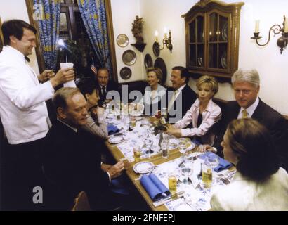 The participants of the World Economic Summit in Cologne have dinner together. Clockwise, left side of the table: Canadian Prime Minister Jean Chretien with his wife, next to him French President Jacques Chirac,right side of the table: America's First Lady Hillary Clinton, German Chancellor Gerhard Schröder, his wife Doris Schröder-Köpf, American President Bill Clinton. [automated translation] Stock Photo