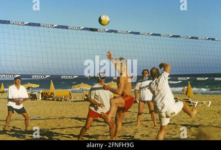 'The Robinson Club ''Esquinzo Playa'' on Fuerteventura. Holidaymakers play volleyball on the beach. [automated translation]' Stock Photo