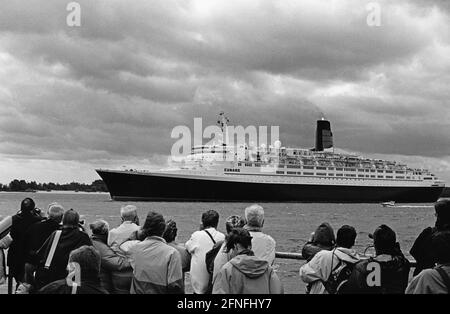'The ''Queen Elizabeth 2'', the flagship of the Cunard Line, arrives in Hamburg in June 1996. [automated translation]' Stock Photo