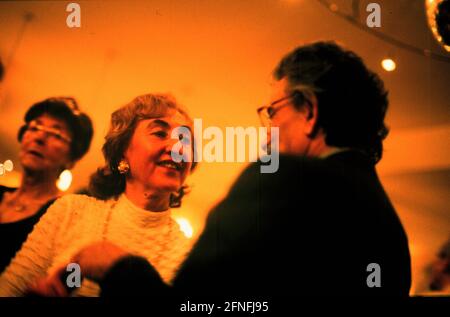 """Tanztee"" Dance for older citizens in the Prater Restaurant, every Saturday from 15°° to 18°° mostly the same people meet, on this afternoon the Prater takes lower prices, Berlin-Mitte, 13.12.1997, DEU, [automated translation]" Stock Photo