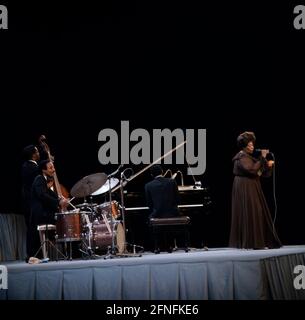 Ella Fitzgerald, amerikanische Jazzsängerin, bei ihrem Auftritt am 11. Februar 1968 in Berlin, Deutschlandhalle, begleited vom Tee Carson Trio mit Joe Harris am Schlagzeug, Keter Betts am Bass und Tee Carson am Piano.  Ella Fitzgerald, famous American Jazz singer, 11 February 1968 at the Deutschlandhalle in Berlin, Ella Fitzgerald was on a 21-city tour of Eastern and Western Europe, accompanied by the Tee Carson Trio, with Joe Harris on drums, Keter Betts on Bass and Tee Carson on piano. Stock Photo
