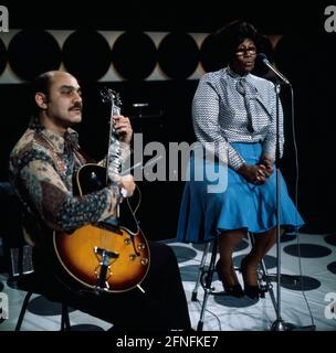 Ella Fitzgerald, berühmte amerikanische Jazzsängerin, Auftritt in der Sendung: Jazz im ZDF, Montreux Gala, 1977, begleitet vom amerikanischen  Jazz-Gitarristen Joe Pass. Ella Fitzgerald, famous American Jazz singer, TV performance: Jazz im ZDF, Montreux Gala, 1977, on the guitar, American Jazz giuitarist, Joe Pass. Stock Photo