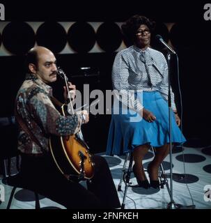 Ella Fitzgerald, berühmte amerikanische Jazzsängerin, Auftritt in der Sendung: Jazz im ZDF, Montreux Gala, 1977, begleitet vom amerikanischen  Jazz-Gitarristen Joe Pass. Ella Fitzgerald, famous American Jazz singer, TV performance: Jazz im ZDF, Montreux Gala, 1977, on the guitar, American Jazz giuitarist, Joe Pass. Stock Photo
