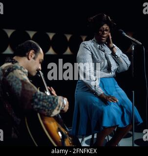 Ella Fitzgerald, berühmte amerikanische Jazzsängerin, Auftritt in der Sendung: Jazz im ZDF, Montreux Gala, 1977, begleitet vom amerikanischen  Jazz-Gitarristen Joe Pass. Ella Fitzgerald, famous American Jazz singer, TV performance: Jazz im ZDF, Montreux Gala, 1977, on the guitar, American Jazz giuitarist, Joe Pass. Stock Photo