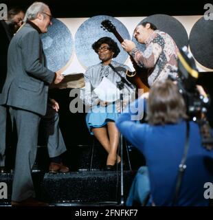 Ella Fitzgerald, berühmte amerikanische Jazzsängerin, Auftritt in der Sendung: Jazz im ZDF, Montreux Gala, 1977, begleitet vom amerikanischen  Jazz-Gitarristen Joe Pass. Ella Fitzgerald, famous American Jazz singer, TV performance: Jazz im ZDF, Montreux Gala, 1977, on the guitar, American Jazz giuitarist, Joe Pass. Stock Photo
