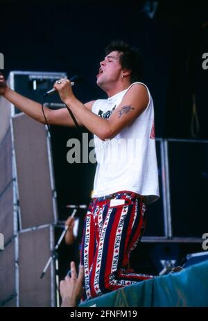 Die Toten Hosen, deutsche Punkrock Band, Sänger und Frontmann CAMPINO beim Olof-Palme-Festival in Garching bei München, 1987. The Toten Hosen, German Punk Rock Band, singer and frontman CAMPINO, on stage, Olof-Palme-Festival in Garching near Munich, 1987. Stock Photo