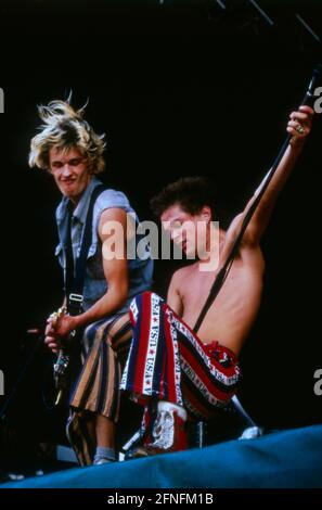 Die Toten Hosen, deutsche Punkrock Band, Auftritt beim Olof-Palme-Festival in Garching bei München, Sänger Campino, rechts, 1987. The Toten Hosen, German Punk Rock Band, on stage in Garching near Munich, Olof-Palme-Festival, 1987, singer Campino, right. Stock Photo