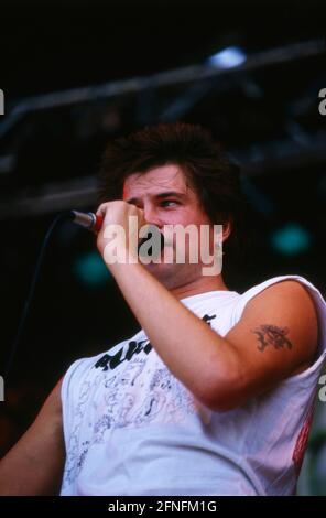 Die Toten Hosen, deutsche Punkrock Band, Sänger und Frontmann CAMPINO beim Olof-Palme-Festival in Garching bei München, 1987. The Toten Hosen, German Punk Rock Band, singer and frontman CAMPINO, on stage, Olof-Palme-Festival in Garching near Munich, 1987. Stock Photo