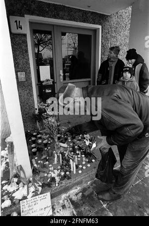 Vigil with candles for the Algerian Omar Ben Noui, who was hounded to death in Guben. Here he had tried to escape into a house door and cut an artery, he bled to death, Guben, 14.02.1999, [automated translation] Stock Photo