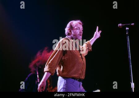 Joe Cocker, britischer Rock und Blues Sänger, bei einem Auftritt in der Münchner Olympiahalle, 1988. Joe Cocker, British Rock and Blues singer, on stage of the Munich Olympia Hall, 1988. Stock Photo