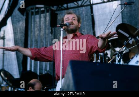 Joe Cocker, britischer Rock und Blues Sänger, bei einem Auftritt in der Münchner Olympiahalle, 1988. Joe Cocker, British Rock and Blues singer, on stage in the Munich Olympiahalle, 1988. Stock Photo
