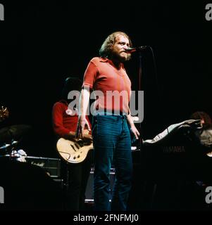 Joe Cocker, britischer Rock und Blues Sänger, bei einem Auftritt, circa 1970. Joe Cocker, British Rock and Blues singer, on stage circa 1970. Stock Photo