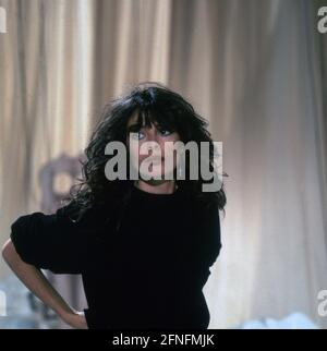 Alice, Carla Bissi, italienische Pop Sängerin, bei einem Auftritt, 1982. Alice, aka Carla Bissi, Italian Pop singer, during a performance, 1982. Stock Photo