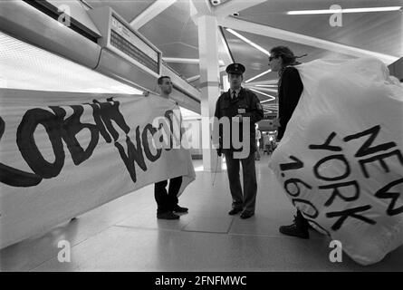 Action of the environmental organization Robbin Wood at Tegel airport, for taxation of aviation fuel, against expansion of air traffic at the expense of the environment, for real prices, the backpacks demonstrate that each air passenger takes a bag of CO2 as additional luggage on the journey, the police intervene ...., house right of the airport operators, Berlin-Tegel, 06.11.1998, [automated translation] Stock Photo