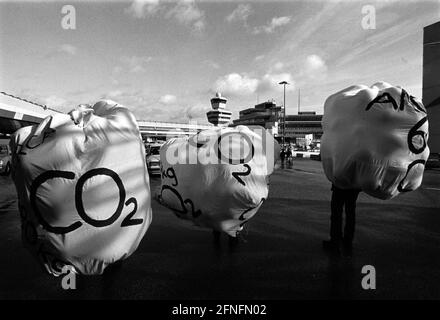 Action of the environmental organization Robbin Wood at Tegel airport, for taxation of aviation fuel, against expansion of air traffic at the expense of the environment, for real prices, the backpacks demonstrate that each air passenger takes a bag of CO2 as additional luggage on the journey, Berlin-Tegel, 06.11.1998, [automated translation] Stock Photo