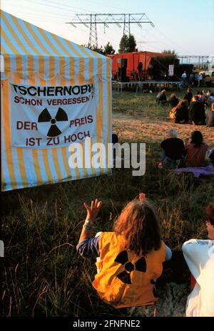 Lubmin, DEU, 26.08.1994, anti-nuclear activists, protest against nuclear interim storage at the nuclear power plant Lubmin near Greifswald at the Baltic Sea: Chernobyl already forgotten? - the price is too high, [automated translation] Stock Photo