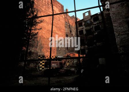 'Berlin-Mitte, DEU, 12.07.1994, construction work in Auguststrasse (No. 4), former backyard factory with elevator, occupied by English scrap metal artists after the reunification, Yoko Ono visited an exhibition (on the occasion of the art project in Augusstrasse ''37 Raeme'' (1992), excavator, construction site, [automated translation]' Stock Photo