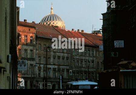 'Berlin-Mitte, DEU, 12.07.1994, dome of the New Synagogue in Oranienburger Strasse seen from Tucholskystrasse, on the left the ''Beth Cafè of the orthodox Jewish community ''Adass Yisroel'', [automated translation]' Stock Photo