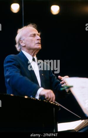Famous Dirigent Yehudi Menuhin, British violinist and conductor. 1982 Stock Photo - Alamy