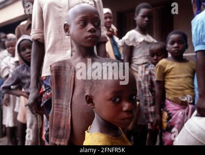 MOZ, Mozambique : Children are waiting for food supply during the drought in Gaza province , August 1992 |MOZ, Mozambique : Children are waiting for food supply during the drought in Gaza province , August 1992 [automated translation] Stock Photo