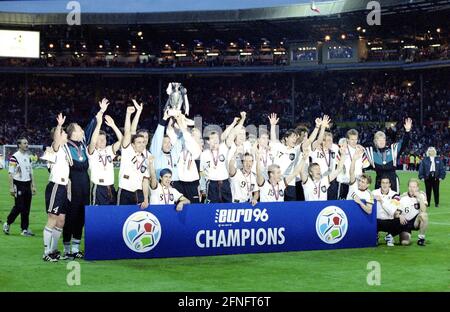 'FOOTBALL European Championship 1996 Germany - Czech Republic Final 30.06.1996 The German team with goalkeeper Andreas KOEPKE (5th from left all Germany) cheers after winning the title in front of a banner ''Euro 96 - Champions''. PHOTO: WEREK Press Photo Agency xxNOxMODELxRELEASExx [automated translation]' Stock Photo