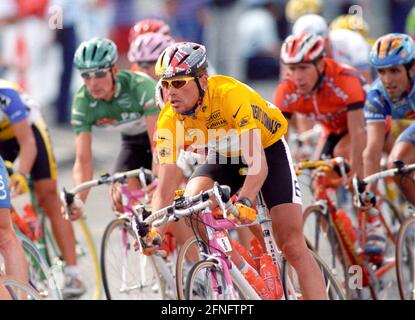 Tour de France 1997. Jan Ullrich in the yellow jersey in Paris on 27.07.1997 in the peloton [automated translation] Stock Photo